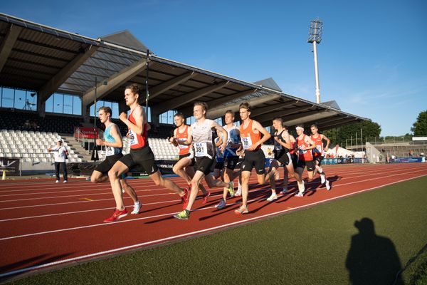 Simon Trampusch (TuS Framersheim), Tim Kalies (Braunschweiger Laufclub), Nick Froelich (KSV Baunatal), Jonas Kulgemeyer (OTB Osnabrueck), Rodion Beimler (LC Cottbus), Fabio Heitboehmer (LG Olympia Dortmund), Silas Zahlten (LG Brillux Muenster) am 16.07.2022 waehrend den deutschen Leichtathletik-Jugendmeisterschaften 2022 in Ulm