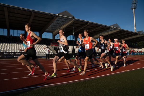 Simon Trampusch (TuS Framersheim), Tim Kalies (Braunschweiger Laufclub), Nick Froelich (KSV Baunatal), Jonas Kulgemeyer (OTB Osnabrueck), Rodion Beimler (LC Cottbus), Fabio Heitboehmer (LG Olympia Dortmund), Silas Zahlten (LG Brillux Muenster) am 16.07.2022 waehrend den deutschen Leichtathletik-Jugendmeisterschaften 2022 in Ulm