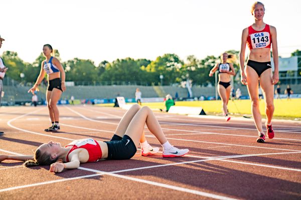 Nele Heymann (TuS Haren) im Ziel am 16.07.2022 waehrend den deutschen Leichtathletik-Jugendmeisterschaften 2022 in Ulm