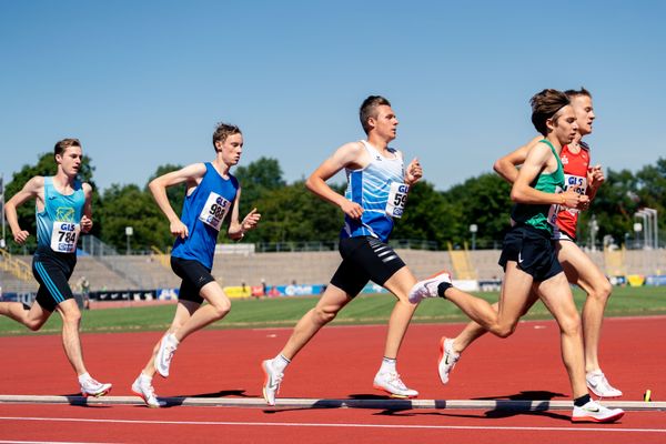 Jonas Kulgemeyer (OTB Osnabrueck) vor Anton Saar (Turbine Halle) und Simon Trampusch (TuS Framersheim) ueber 3000m am 17.07.2022 waehrend den deutschen Leichtathletik-Jugendmeisterschaften 2022 in Ulm