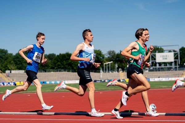 Jonas Kulgemeyer (OTB Osnabrueck) vor Anton Saar (Turbine Halle) und Simon Trampusch (TuS Framersheim) ueber 3000m am 17.07.2022 waehrend den deutschen Leichtathletik-Jugendmeisterschaften 2022 in Ulm