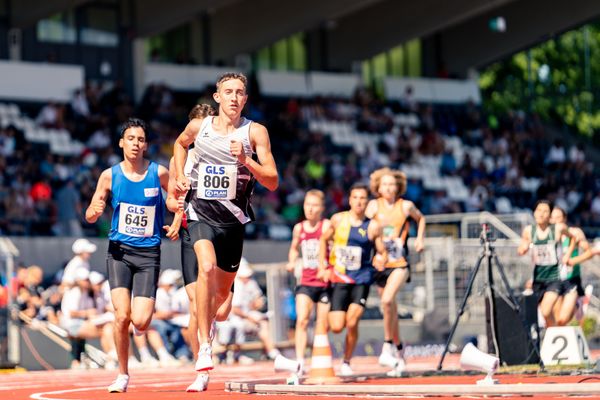 Benjamin Dern (LAZ Birkenfeld) vor Hamza Hariri (Leichtathl.-SG Eschweiler)  ueber 3000m am 17.07.2022 waehrend den deutschen Leichtathletik-Jugendmeisterschaften 2022 in Ulm