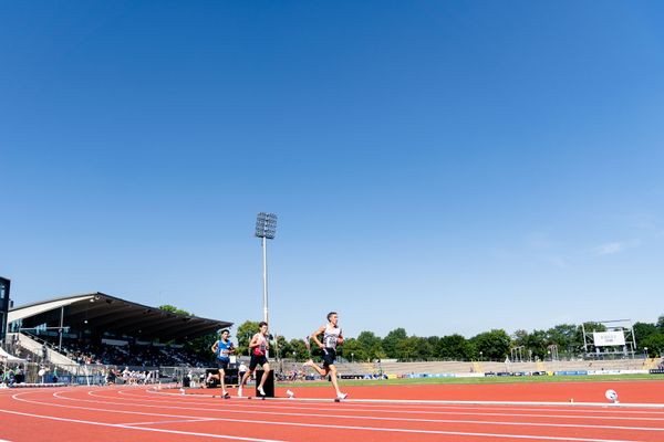 Benjamin Dern (LAZ Birkenfeld) vor Hamza Hariri (Leichtathl.-SG Eschweiler)  ueber 3000m am 17.07.2022 waehrend den deutschen Leichtathletik-Jugendmeisterschaften 2022 in Ulm