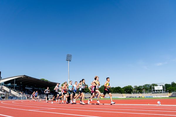 3000m mit Moritz Kleesiek (Laufteam Kassel), Glenn Kochmann (TSG Bergedorf), Simon Trampusch (TuS Framersheim) Jonas Kulgemeyer (OTB Osnabrueck), Luca Madeo (LG Filder), Oskar Mainusch (SCC Berlin) am 17.07.2022 waehrend den deutschen Leichtathletik-Jugendmeisterschaften 2022 in Ulm