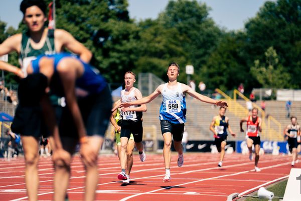 Jonas Kulgemeyer (OTB Osnabrueck) im Ziel am 17.07.2022 waehrend den deutschen Leichtathletik-Jugendmeisterschaften 2022 in Ulm