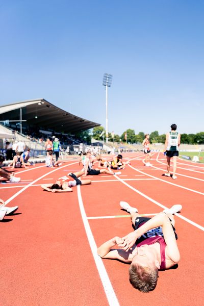 3000m Lauefer erschoepft im Ziel am 17.07.2022 waehrend den deutschen Leichtathletik-Jugendmeisterschaften 2022 in Ulm