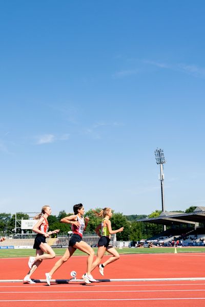 3000m mit Sofia Benfares (LC Rehlingen) Kira Weis (KSG Gerlingen) am 17.07.2022 waehrend den deutschen Leichtathletik-Jugendmeisterschaften 2022 in Ulm