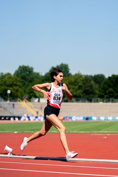 Sofia Benfares (LC Rehlingen) ueber 3000m am 17.07.2022 waehrend den deutschen Leichtathletik-Jugendmeisterschaften 2022 in Ulm