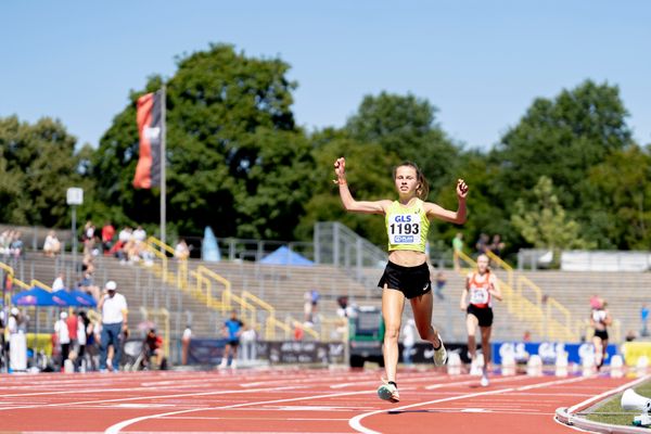 Kira Weis (KSG Gerlingen) gewinnt ueber 3000m am 17.07.2022 waehrend den deutschen Leichtathletik-Jugendmeisterschaften 2022 in Ulm