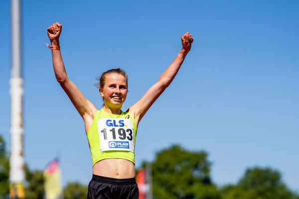 Kira Weis (KSG Gerlingen) gewinnt ueber 3000m am 17.07.2022 waehrend den deutschen Leichtathletik-Jugendmeisterschaften 2022 in Ulm