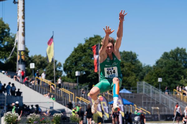 Ole Stein (TSV Wehdel) im Weitsprung am 17.07.2022 waehrend den deutschen Leichtathletik-Jugendmeisterschaften 2022 in Ulm