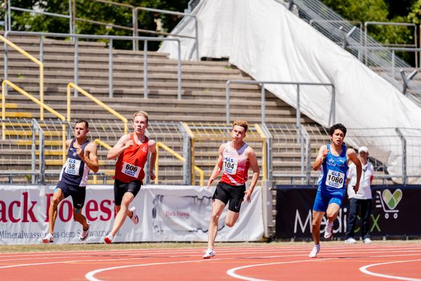 Jan Busam (LG Offenburg), Thorben Finke (SV Sigiltra Soegel), Vincent Herbst (SC Potsdam), Emil Bekker (TV Wattenscheid 01) ueber 200m am 17.07.2022 waehrend den deutschen Leichtathletik-Jugendmeisterschaften 2022 in Ulm