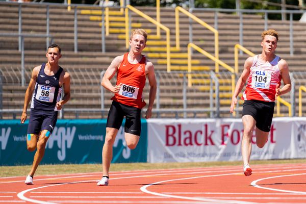 Jan Busam (LG Offenburg), Thorben Finke (SV Sigiltra Soegel), Vincent Herbst (SC Potsdam), Emil Bekker (TV Wattenscheid 01) ueber 200m am 17.07.2022 waehrend den deutschen Leichtathletik-Jugendmeisterschaften 2022 in Ulm