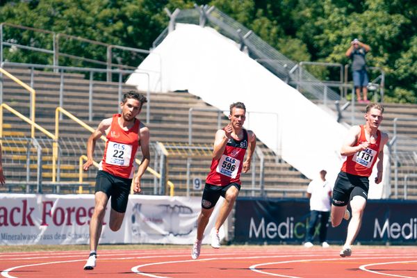 Heiko Gussmann (LG Region Karlsruhe), Florian Kroll (LG Osnabrueck), Bastian Sundermann (LG Brillux Muenster), Jan Eric Frehe (DJK Arminia Ibbenbueren) am 17.07.2022 waehrend den deutschen Leichtathletik-Jugendmeisterschaften 2022 in Ulm