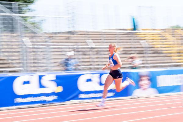 Emmy Lisanne Steinbrecher (Rukeli Trollmann e. V.) im 400m Huerden Finale am 17.07.2022 waehrend den deutschen Leichtathletik-Jugendmeisterschaften 2022 in Ulm