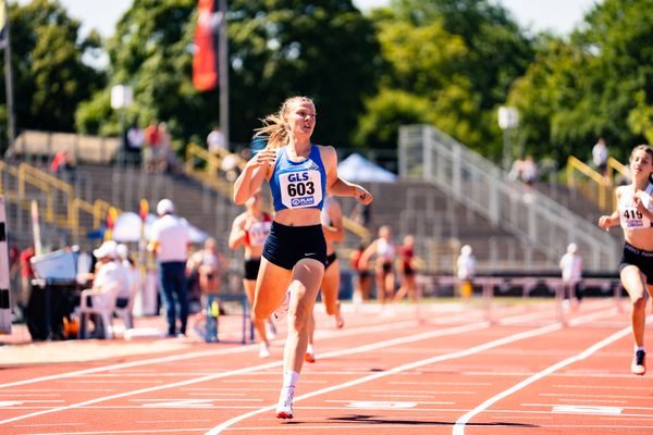 Emmy Lisanne Steinbrecher (Rukeli Trollmann e. V.) ueber 400m Huerden am 17.07.2022 waehrend den deutschen Leichtathletik-Jugendmeisterschaften 2022 in Ulm