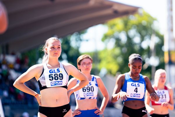 Rieke Emmrich (LC Nordhorn) am 800m Start am 17.07.2022 waehrend den deutschen Leichtathletik-Jugendmeisterschaften 2022 in Ulm