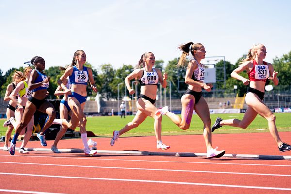 Cosima Ermert (TSV SCHOTT Mainz), Rieke Emmrich (LC Nordhorn), Nele Goehl (LG Eckental), Lisa Lankes (SWC Regensburg) im 800m Finale am 17.07.2022 waehrend den deutschen Leichtathletik-Jugendmeisterschaften 2022 in Ulm