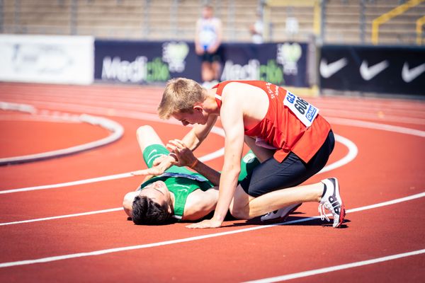 Thorben Finke (SV Sigiltra Soegel) und Tobias Morawietz (VfL Wolfsburg) nach dem 200m Finale am 17.07.2022 waehrend den deutschen Leichtathletik-Jugendmeisterschaften 2022 in Ulm