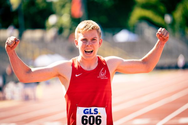 Thorben Finke (SV Sigiltra Soegel) nach dem 200m Finale am 17.07.2022 waehrend den deutschen Leichtathletik-Jugendmeisterschaften 2022 in Ulm