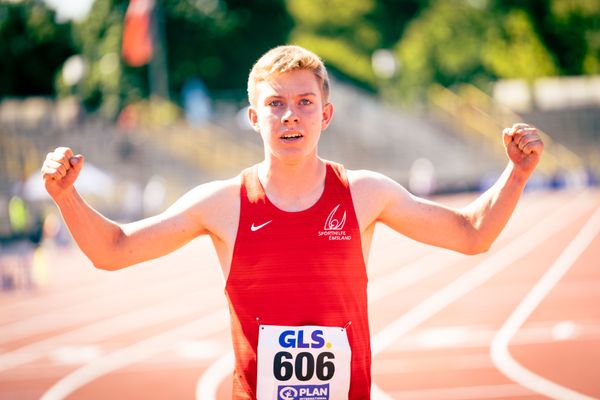 Thorben Finke (SV Sigiltra Soegel) nach dem 200m Finale am 17.07.2022 waehrend den deutschen Leichtathletik-Jugendmeisterschaften 2022 in Ulm