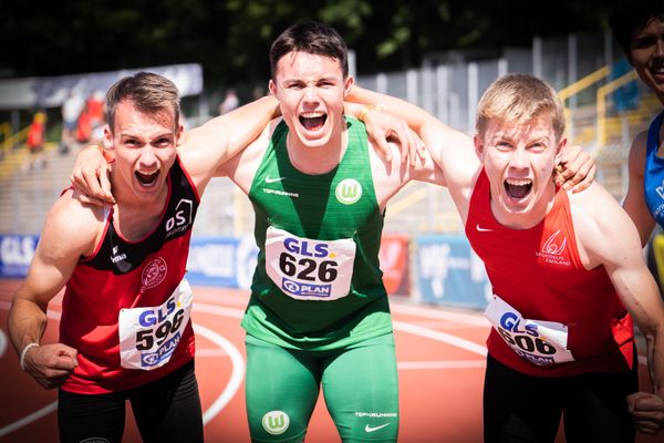 Florian Kroll (LG Osnabrueck), Tobias Morawietz (VfL Wolfsburg), Thorben Finke (SV Sigiltra Soegel) nach dem 200 Finale am 17.07.2022 waehrend den deutschen Leichtathletik-Jugendmeisterschaften 2022 in Ulm