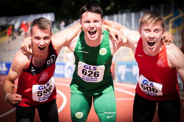 Florian Kroll (LG Osnabrueck), Tobias Morawietz (VfL Wolfsburg), Thorben Finke (SV Sigiltra Soegel) nach dem 200 Finale am 17.07.2022 waehrend den deutschen Leichtathletik-Jugendmeisterschaften 2022 in Ulm
