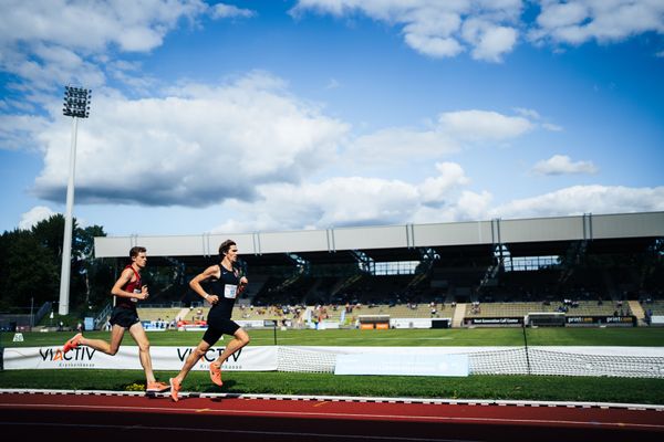 Samuel Blake (Eintracht Frankfurt e.V.) vor Sven Wagner (Koenigsteiner LV) ueber 3000m am 06.08.2022 beim Lohrheide-Meeting im Lohrheidestadion in Bochum-Wattenscheid