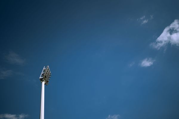 Flutlichtmast am 06.08.2022 beim Lohrheide-Meeting im Lohrheidestadion in Bochum-Wattenscheid