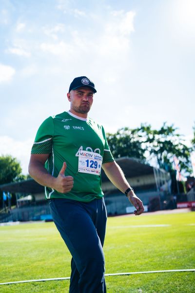 Daumen hoch bei Oskar Stachnik (Polen) am 06.08.2022 beim Lohrheide-Meeting im Lohrheidestadion in Bochum-Wattenscheid