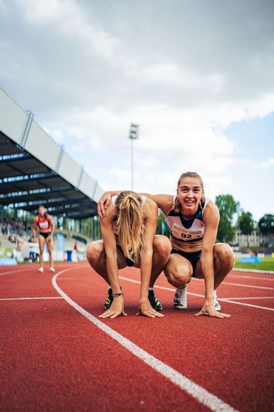 Luna Thiel (VfL Eintracht Hannover) und Mona Mayer (LG TELIS FINANZ Regensburg) am 06.08.2022 beim Lohrheide-Meeting im Lohrheidestadion in Bochum-Wattenscheid