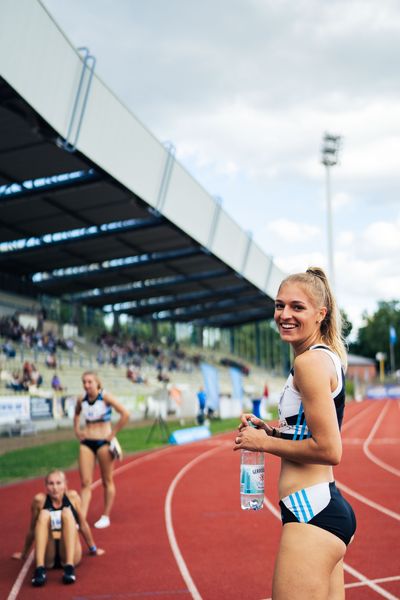 Luna Thiel (VfL Eintracht Hannover) nach dem 400m Lauf am 06.08.2022 beim Lohrheide-Meeting im Lohrheidestadion in Bochum-Wattenscheid