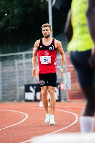 Fabian Dammermann (LG Osnabrueck) vor dem 400m Lauf am 06.08.2022 beim Lohrheide-Meeting im Lohrheidestadion in Bochum-Wattenscheid