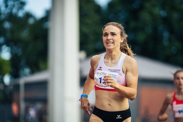 Lucia Sturm (TSV Moselfeuer Lehmen) ueber 800m am 06.08.2022 beim Lohrheide-Meeting im Lohrheidestadion in Bochum-Wattenscheid