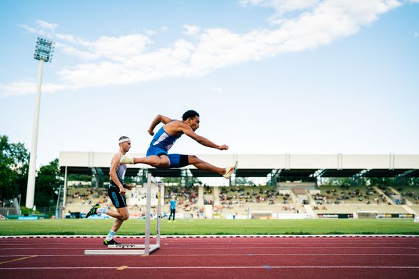 Jordan Gordon (OTB Osnabrueck) ueber 400m Huerden am 06.08.2022 beim Lohrheide-Meeting im Lohrheidestadion in Bochum-Wattenscheid