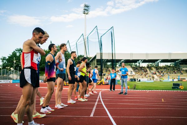 Start des 1500m Laufs mit Maximilian Feist (LG Olympia Dortmund), Andreas Lindgreen (Daenemark), Maximilian Thorwirth (SFD 75 Duesseldorf-Sued), Benedikt Brem (LG TELIS FINANZ Regensburg), Jens Mergenthaler (SV Winnenden) am 06.08.2022 beim Lohrheide-Meeting im Lohrheidestadion in Bochum-Wattenscheid