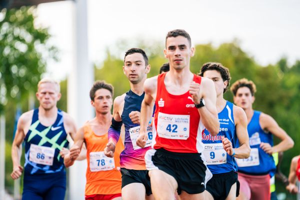 Maximilian Thorwirth (SFD 75 Duesseldorf-Sued) direkt hinter dem Pacemaker Constantin Feist (LG Olympia Dortmund) am 06.08.2022 beim Lohrheide-Meeting im Lohrheidestadion in Bochum-Wattenscheid