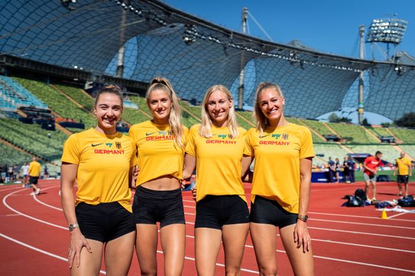 Training mit am Mona Mayer (GER), Alica Schmidt (GER), Elisa Lechleitner (GER) und Luna Thiel (GER) 14.08.2022 bei den Leichtathletik-Europameisterschaften im Olympiapark in Muenchen