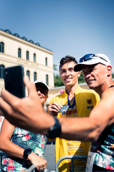 Johannes Motschmann (GER) mit der Silber-Medaille; Marathon am 15.08.2022 bei den Leichtathletik-Europameisterschaften in Muenchen