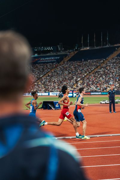 Jakob Ingebrigtsen (NOR) vor Mohamed Katir (ESP) und  am 16.08.2022 bei den Leichtathletik-Europameisterschaften in Muenchen