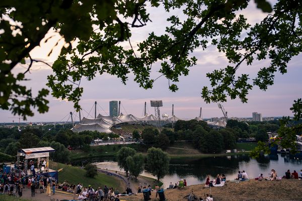 Der Olympiapark mit Blick auf das Olympiastadion am 17.08.2022 bei den Leichtathletik-Europameisterschaften in Muenchen