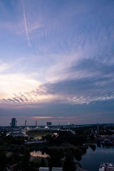 Der Olympiapark mit Blick auf das Olympiastadion am 17.08.2022 bei den Leichtathletik-Europameisterschaften in Muenchen