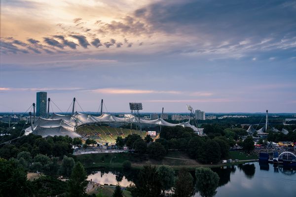 Der Olympiapark mit Blick auf das Olympiastadion am 17.08.2022 bei den Leichtathletik-Europameisterschaften in Muenchen