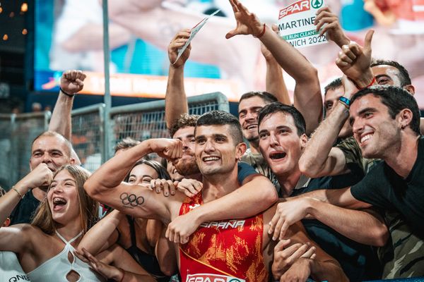 Asier Martínez (SPA) mit seinen Fans am 17.08.2022 bei den Leichtathletik-Europameisterschaften in Muenchen