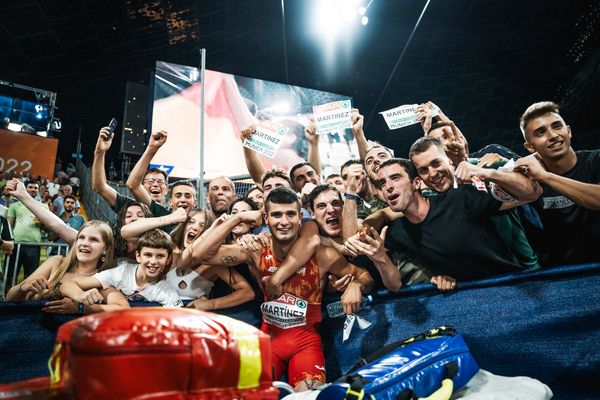 Asier Martínez (SPA) mit seinen Fans am 17.08.2022 bei den Leichtathletik-Europameisterschaften in Muenchen