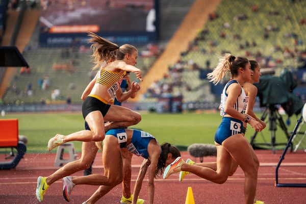 Olivia Guerth (GER) muss ueber Martina Merlo (ITA) springen, die gestuerzt ist im 3000m Hindernis Vorlauf am 18.08.2022 bei den Leichtathletik-Europameisterschaften in Muenchen