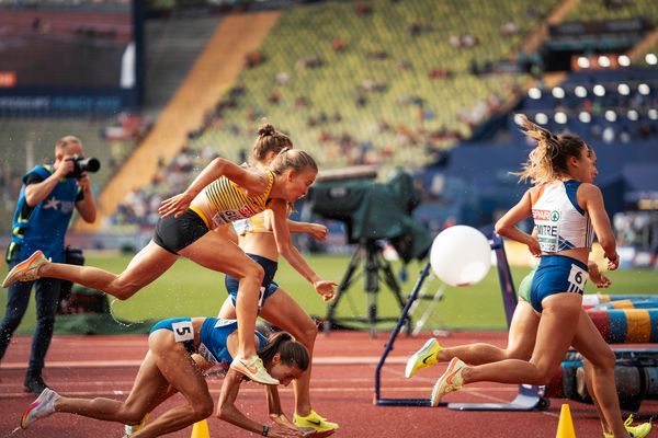 Olivia Guerth (GER) muss ueber Martina Merlo (ITA) springen, die gestuerzt ist im 3000m Hindernis Vorlauf am 18.08.2022 bei den Leichtathletik-Europameisterschaften in Muenchen