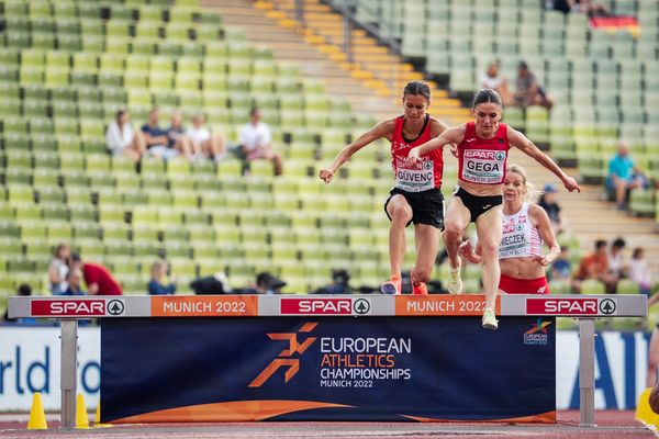 Luiza Gega (ALB) und Tugba Guevenç (TUR) im 3000m Hindernis Vorlauf am 18.08.2022 bei den Leichtathletik-Europameisterschaften in Muenchen