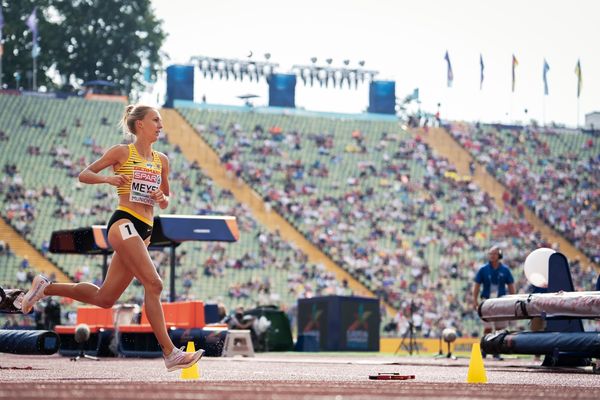 Lea Meyer (GER) im 3000m Hindernis Vorlauf am 18.08.2022 bei den Leichtathletik-Europameisterschaften in Muenchen