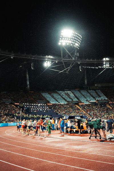 1500m Finale mit Ismael Debjani (BEL), Matthew Stonier (GBR), Azeddine Habz (FRA), Jakob Ingebrigtsen (NOR), Gonzalo Garcia (ESP), Neil Gourley (GBR) am 18.08.2022 bei den Leichtathletik-Europameisterschaften in Muenchen